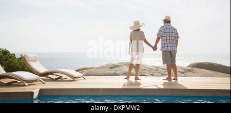 Vieux couple donnant sur l'océan depuis le balcon Banque D'Images