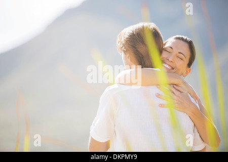 Couple hugging outdoors Banque D'Images