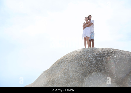 Couple hugging on rock formation Banque D'Images