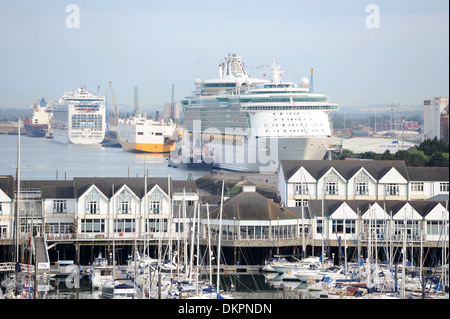 Royal Caribbean International est l'indépendance de la mer Bateau de croisière au port de Southampton. Banque D'Images