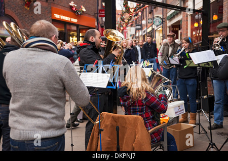 Membres gens musiciens de groupe de cuivres jouant des chants de Noël Coppergate York North Yorkshire Angleterre Royaume-Uni GB Grande-Bretagne Banque D'Images