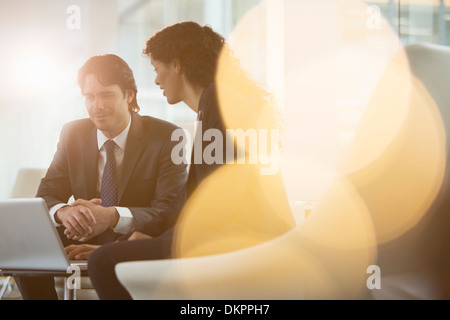 Business people using laptop in office Banque D'Images