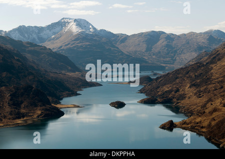 Ladhar Bheinn, le plus haut sommet de Knoydart, sur le Loch Hourn, à partir de près de Kinloch Hourn, région des Highlands, Ecosse, Royaume-Uni. Banque D'Images