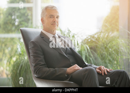 Businessman sitting in chaise en cuir Banque D'Images