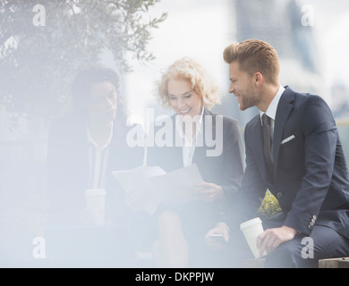 Business people talking outdoors Banque D'Images