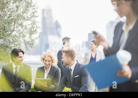 Business people talking outdoors Banque D'Images