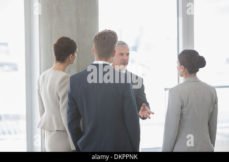 Business people talking in office Banque D'Images