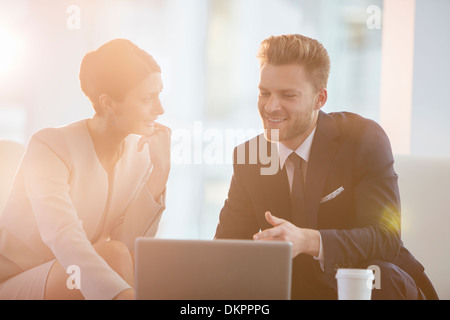 Business people using laptop in office Banque D'Images