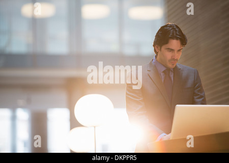 Businessman using laptop in office Banque D'Images