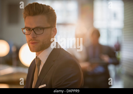 Businessman standing in office Banque D'Images
