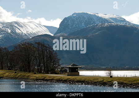 Le Ben Nevis du Caledonian Canal près de Fort William, région des Highlands, Ecosse, Royaume-Uni. Banque D'Images