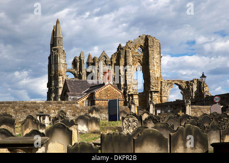 L'Abbaye de Whitby et le cimetière, North Yorkshire, England, United Kingdom Banque D'Images