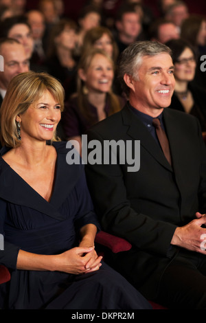 Smiling couple in theater audience Banque D'Images