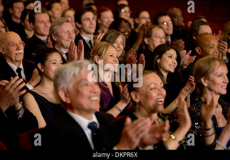 Clapping theater audience Banque D'Images