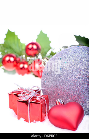 Fond de Noël avec des boules, feuilles et baies de houx Banque D'Images