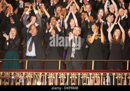 Public enthousiaste applaudissement dans theatre balcon Banque D'Images