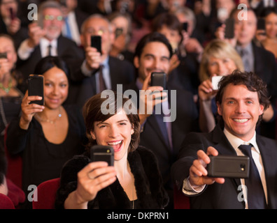 Le public enthousiaste filmer les performances avec les téléphones intelligents Banque D'Images