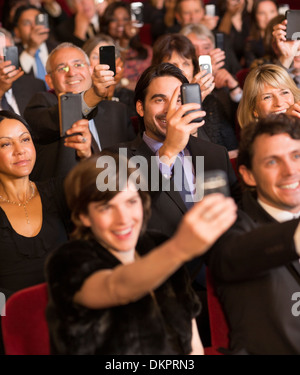 Public théâtre performance filmer avec des téléphones intelligents Banque D'Images