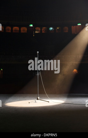 Microphone dans Pleins feux sur scène de théâtre vide Banque D'Images