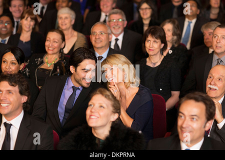 Heureux couple clapping theater audience Banque D'Images