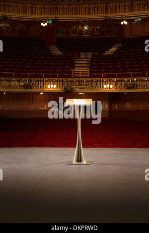 Podium sur la scène dans le théâtre vide Banque D'Images