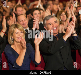 Théâtre enthousiaste audience clapping Banque D'Images