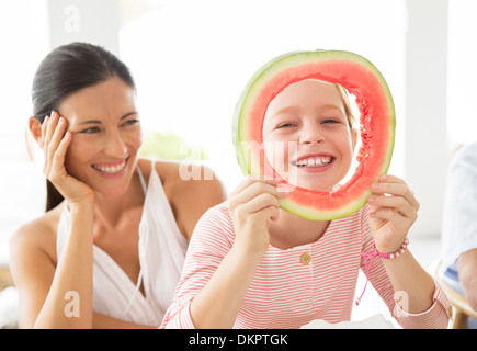 Mère et fille jouer avec la nourriture Banque D'Images