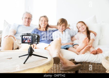 La prise de photo de famille eux-mêmes sur canapé Banque D'Images