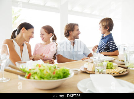 Table à manger ensemble en famille Banque D'Images