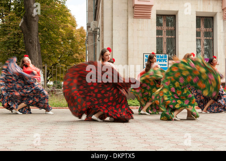 Le jour de l'indépendance des femmes au cours de danse (2 septembre) festivités à Tiraspol, capitale de la Transnistrie. Banque D'Images