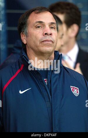 Avril 19, 1942 - Hampden Park, GLASGOW, ÉCOSSE - BRUCE ARENA.USA entraîneur en chef.ECOSSE V USA.Hampden Park, GLASGOW, ÉCOSSE.12-Nov-05.DV39262.K47873.APERÇU DE LA COUPE DU MONDE 2006.(Image Crédit : © Globe Photos/ZUMAPRESS.com) Banque D'Images