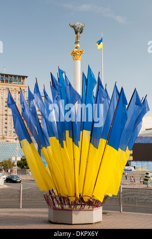 Drapeaux et l'indépendance de l'Ukraine dans la colonne de la place de l'indépendance (Maidan Nezalezhnosti) à Kiev, la capitale de l'Ukraine. Banque D'Images