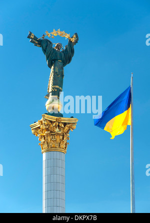 Pavillon ukrainien et l'indépendance dans la colonne de la place de l'indépendance (Maidan Nezalezhnosti) à Kiev, la capitale de l'Ukraine. Banque D'Images