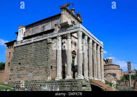 Temple d'Antonin et Faustine, Forum Romain, Rome, Italie Banque D'Images