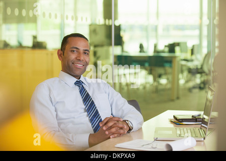 Businessman smiling at desk Banque D'Images