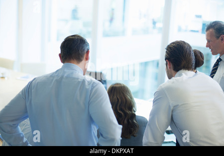 Les gens d'affaires travaillant dans la salle de conférence Banque D'Images