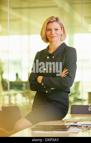 Businesswoman smiling in office Banque D'Images