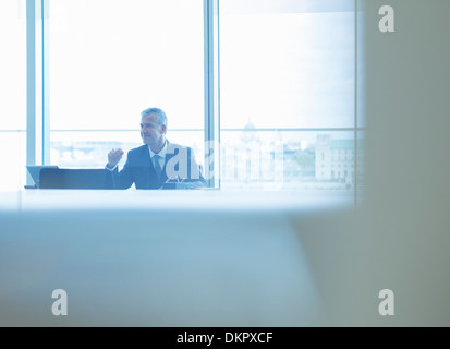 Businessman working at desk in office Banque D'Images