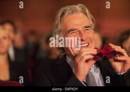 Homme avec lunettes opera theater audience laughing Banque D'Images