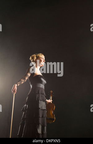 La violoniste posant sur scène de théâtre Banque D'Images
