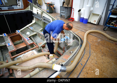 Un Rivarama super yacht en construction à l'usine de Riva à Sarnico, Italie. Banque D'Images