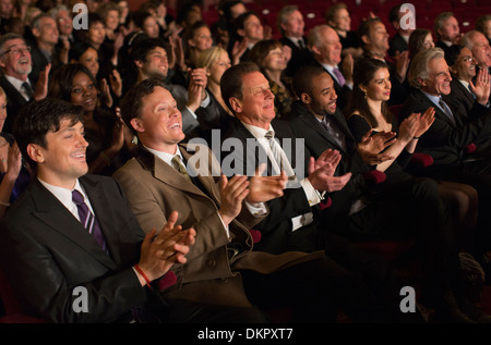 Clapping theater audience Banque D'Images