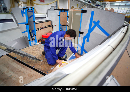 Un Rivarama super yacht en construction à l'usine de Riva à Sarnico, Italie. Banque D'Images