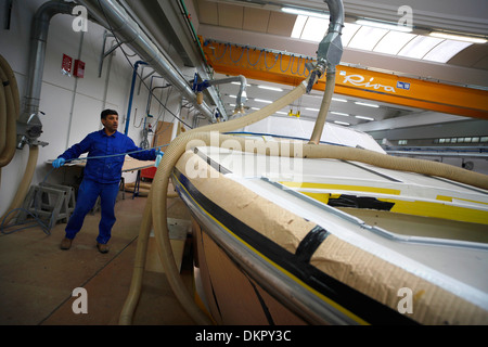 Un Rivarama super yacht en construction à l'usine de Riva à Sarnico, Italie. Banque D'Images