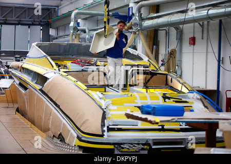 Un Rivarama super yacht en construction à l'usine de Riva à Sarnico, Italie. Banque D'Images