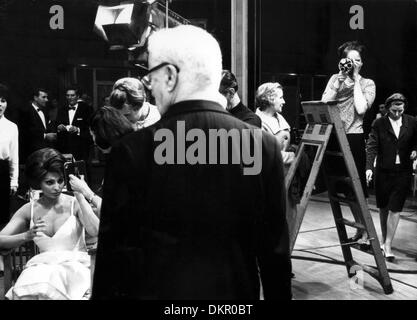 9 février 2000 - CHARLIE CHAPLIN, ÉPOUSE OONA SUR L'ENSEMBLE DE LA COMTESSE DE HONG KONG. TAZIO SECCHIAROLI/(1966 Image : © Crédit Photos Globe/ZUMAPRESS.com) Banque D'Images