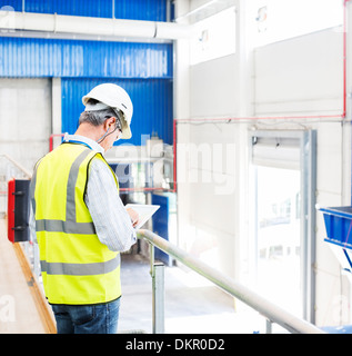 Worker with digital tablet in warehouse Banque D'Images