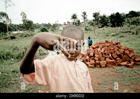 Enfant de la rue, rend le geste de paix, Kampala, Ouganda, Afrique de l'Est, l'Afrique Banque D'Images