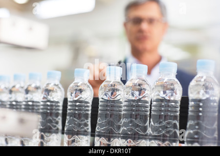 L'examen de supervision d'usine en bouteilles Banque D'Images