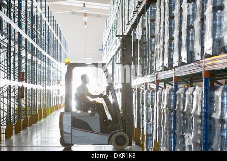 Exploitation des travailleurs forklift in warehouse Banque D'Images